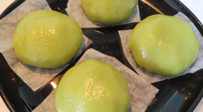 青团 Qing Tuan (Sweet Green Rice Ball)